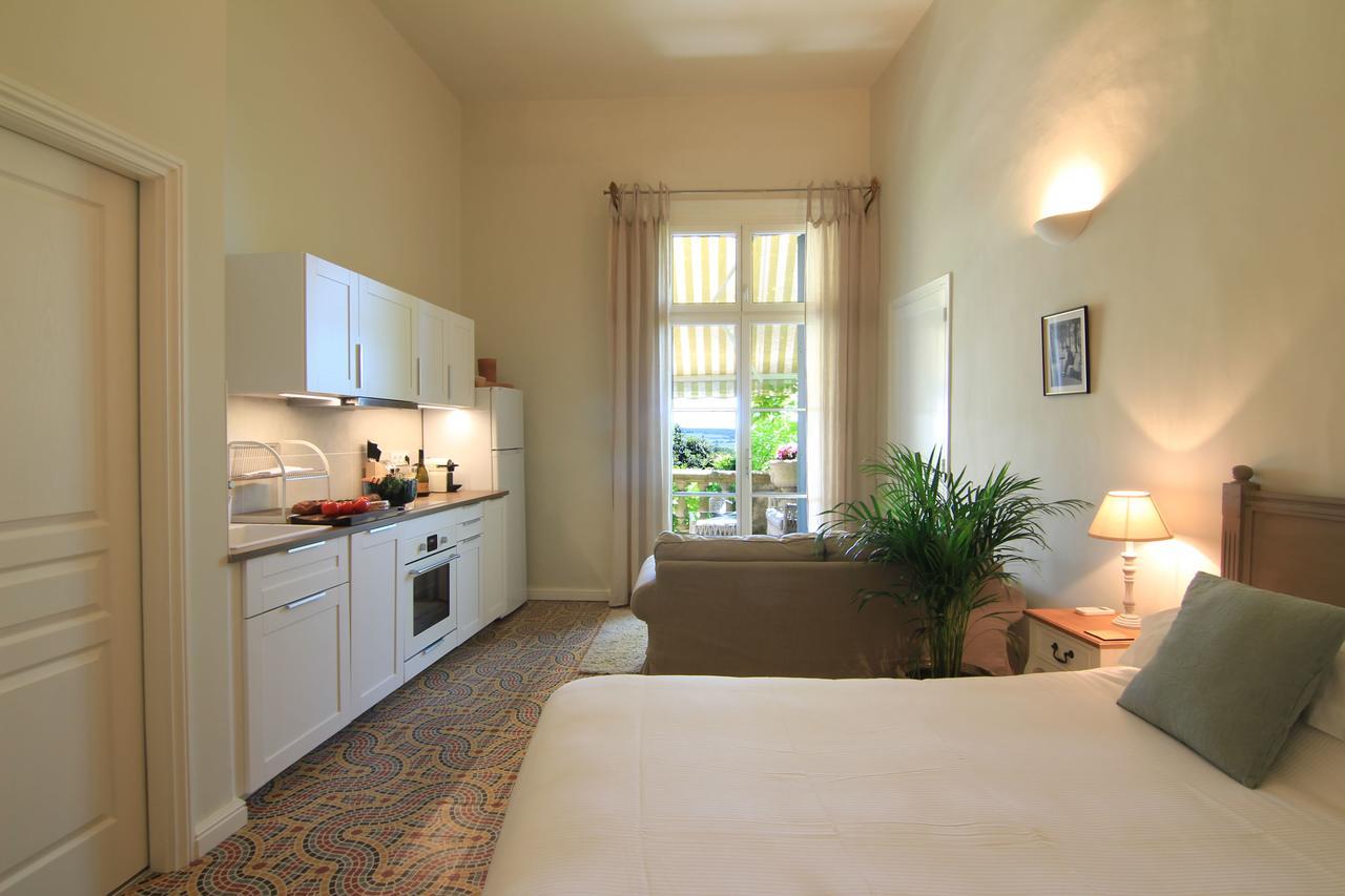Cinq & Sept Hotel Roujan Esterno foto
